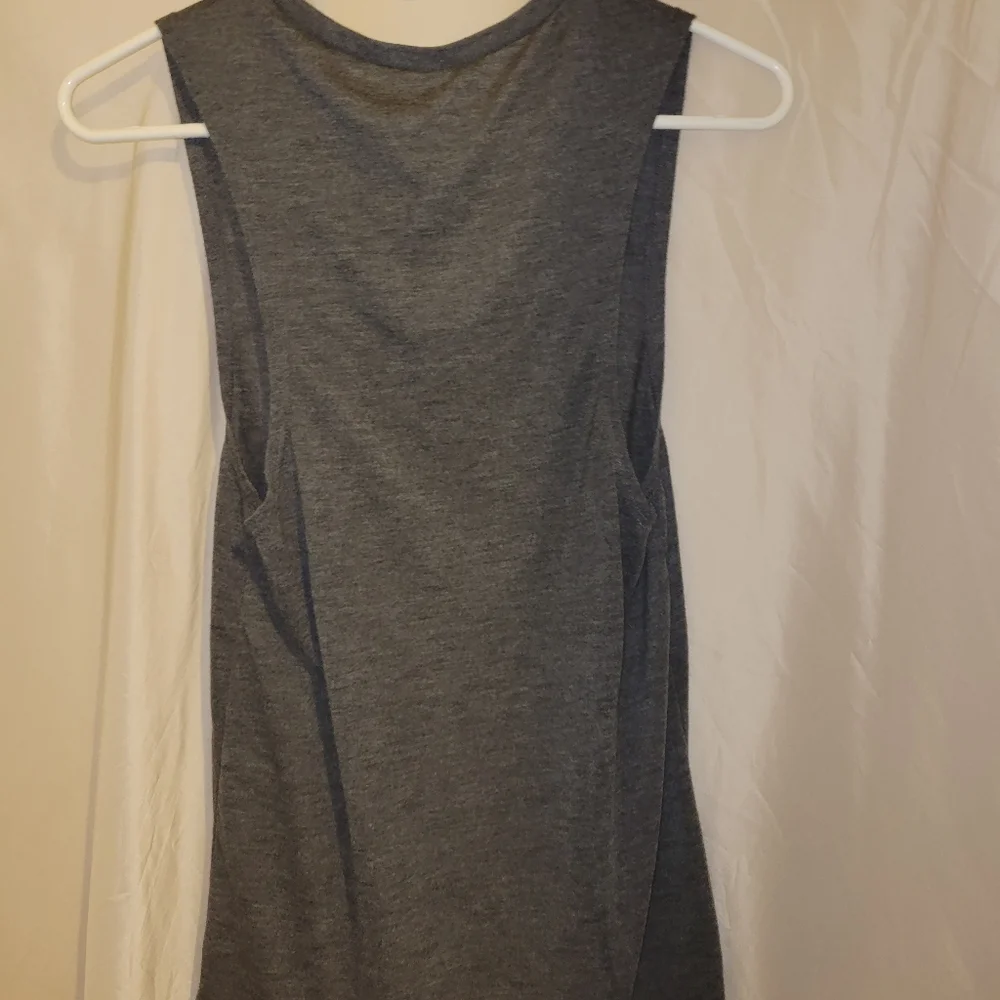 Tops - Picture 4 of 4